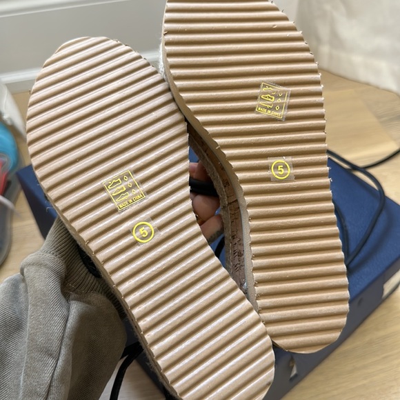 Black lace up platform - Picture 3 of 3